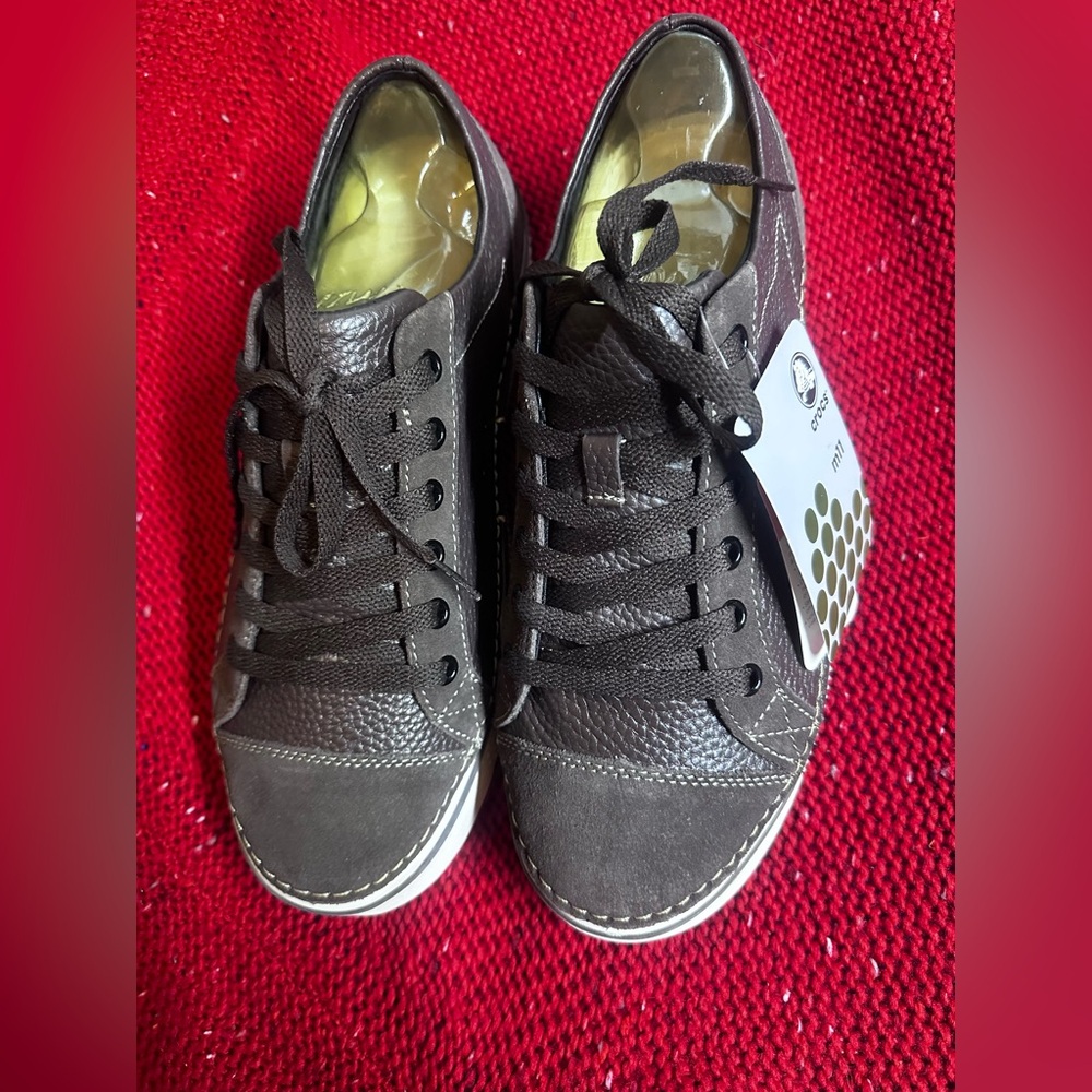 S1062 Crocs Brown Leather Sneakers, Mens Sz 11 NWT